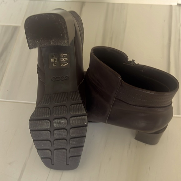 ECCO ankle boots in a deep chocolate brown color. LIKE NEW CONDITION BARGAIN! - Picture 5 of 10